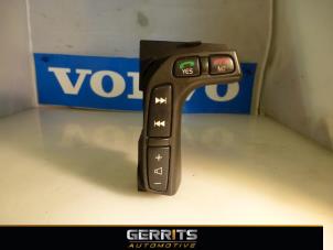 Used Steering wheel mounted radio control Volvo V70 (SW) 2.4 D5 20V Price € 21,98 Margin scheme offered by Gerrits Automotive