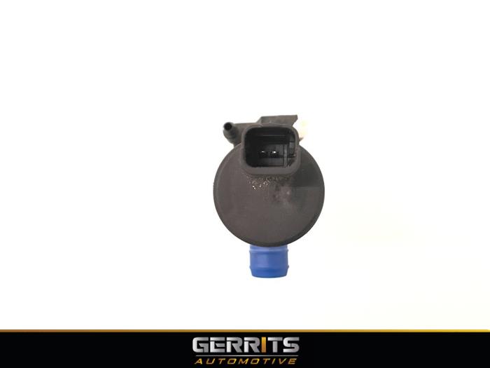 Windscreen washer pump from a Renault Clio III (BR/CR) 1.6 16V 2008