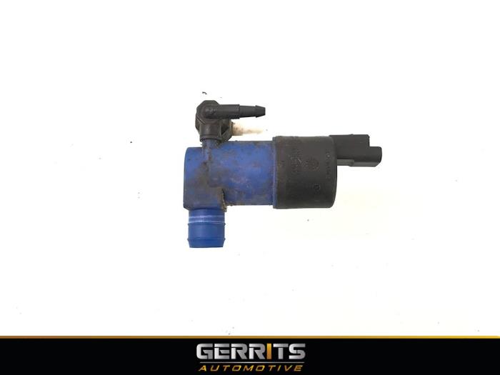 Windscreen washer pump from a Renault Clio III (BR/CR) 1.6 16V 2008