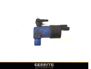 Used Windscreen washer pump Renault Clio III (BR/CR) 1.6 16V Price € 19,99 Margin scheme offered by Gerrits Automotive