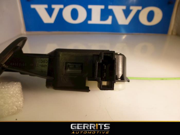 Tank flap lock motor from a Volvo V60 I (FW/GW) 2.0 D4 16V 2017