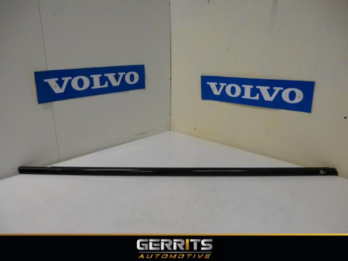 Window rubber from a Volvo V60 I (FW/GW) 2.0 D4 16V 2017