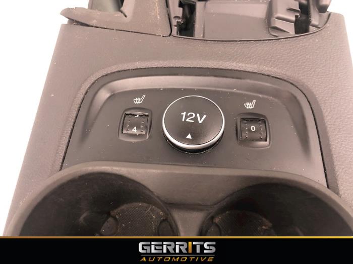 Middle console from a Ford Focus 3 Wagon 1.6 TDCi 2012