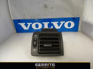 Używane Kratka wentylacyjna deski rozdzielczej Volvo V50 (MW) 1.8 16V Cena € 21,98 Procedura marży oferowane przez Gerrits Automotive