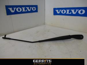 Używane Ramie wycieraczki przedniej Volvo V50 (MW) 1.8 16V Cena € 21,98 Procedura marży oferowane przez Gerrits Automotive