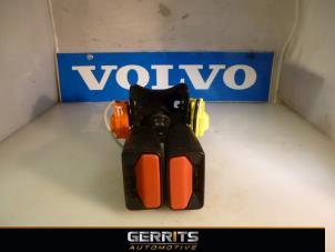 Used Rear seatbelt buckle, left Volvo V60 I (FW/GW) 2.0 D3 20V Price € 25,30 Margin scheme offered by Gerrits Automotive