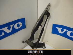 Usagé Charnière capot Volvo V70 (BW) 2.4 D5 20V Prix € 31,90 Règlement à la marge proposé par Gerrits Automotive
