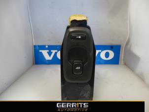 Używane Przelacznik elektrycznej szyby Volvo V70 (SW) 2.4 D5 20V Cena € 31,90 Procedura marży oferowane przez Gerrits Automotive