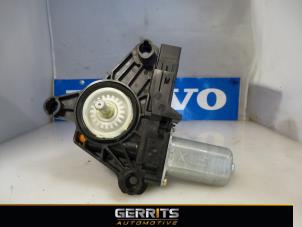 Usados Motor de ventanilla de puerta Volvo V40 (MV) 1.6 T4 GTDi 16V AWD Precio € 21,98 Norma de margen ofrecido por Gerrits Automotive
