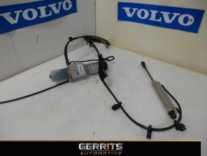 Usados Motor del portón trasero Volvo V70 (BW) 2.4 D5 20V Precio € 125,40 Norma de margen ofrecido por Gerrits Automotive