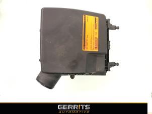 Usados Cuerpo de filtro de aire Opel Corsa D 1.2 16V Precio € 21,98 Norma de margen ofrecido por Gerrits Automotive