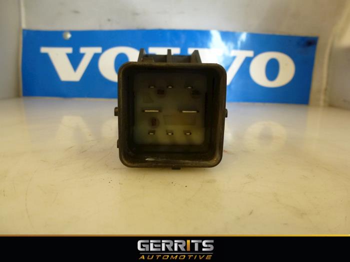 Glow plug relay from a Volvo V50 (MW) 2.0 D 16V 2006