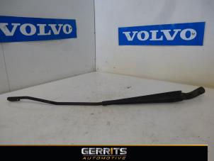 Usados Brazo delantero de limpiaparabrisas Volvo XC70 (SZ) XC70 2.4 D 20V Precio € 21,98 Norma de margen ofrecido por Gerrits Automotive