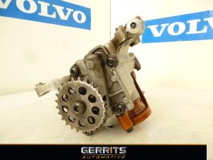 Usados Bomba de aceite Volvo V60 I (FW/GW) 2.0 D3 20V Precio € 82,50 Norma de margen ofrecido por Gerrits Automotive