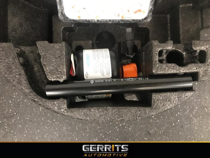 Tyre repair kit from a Renault Zoé (AG) R90 2017