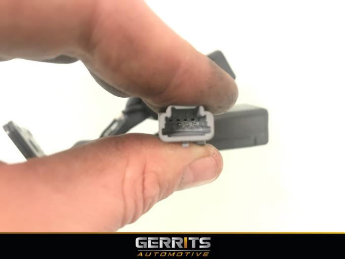 Rear seatbelt buckle, left from a Renault Clio IV Estate/Grandtour (7R) 0.9 Energy TCE 90 12V 2017