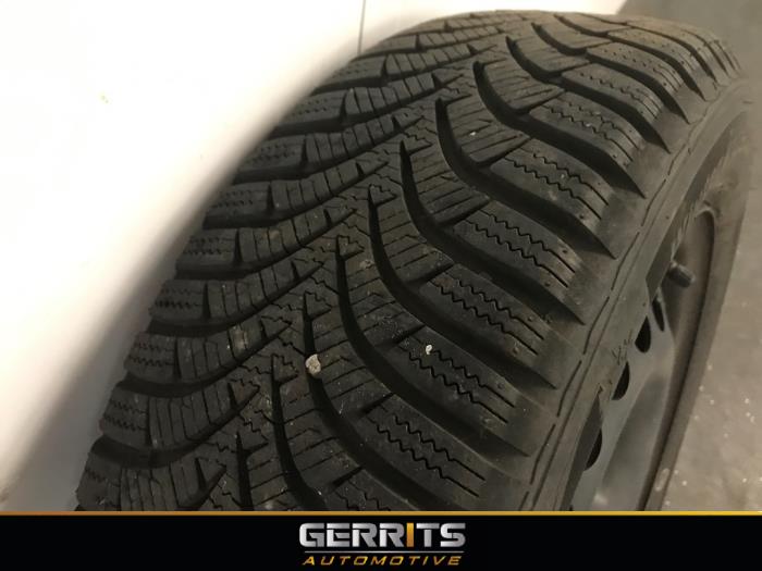 Wheel + winter tyre from a Opel Karl 1.0 12V 2019