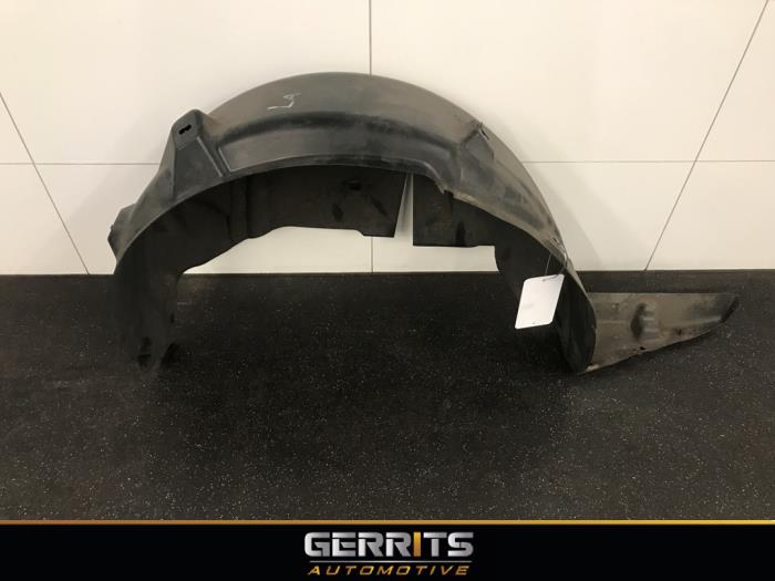 Wheel arch liner from a Renault Megane III Grandtour (KZ) 1.5 dCi 110 2010