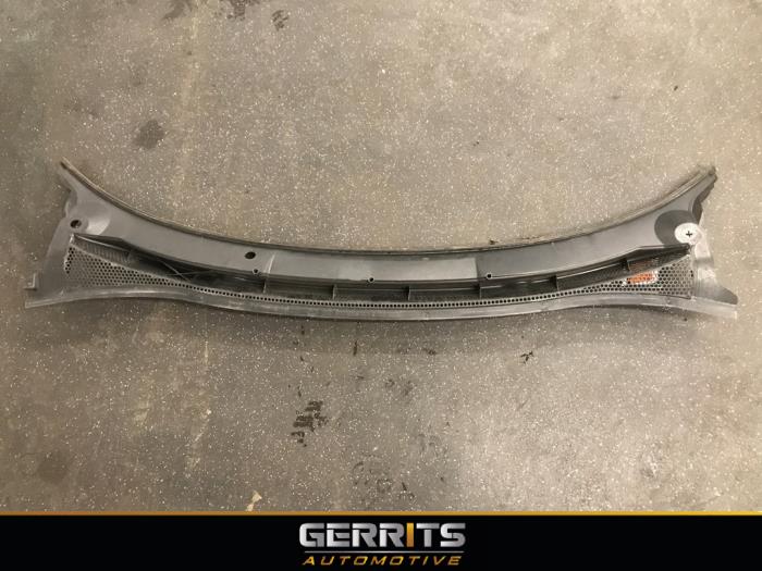 Cowl top grille from a Opel Corsa E 1.4 16V 2017