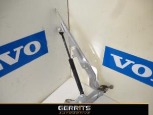 Usagé Charnière capot Volvo V70 (BW) 2.4 D 20V Prix € 31,90 Règlement à la marge proposé par Gerrits Automotive