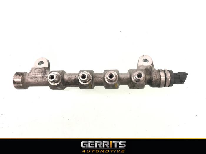 Fuel injector nozzle from a Fiat Doblo Cargo (263) 1.6 D Multijet 2015