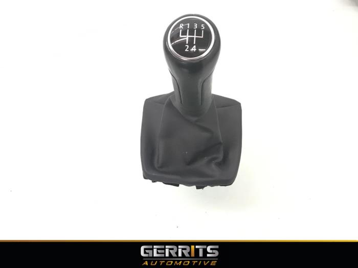 Gear stick cover from a Seat Ibiza IV (6J5) 1.2 TDI Ecomotive 2012