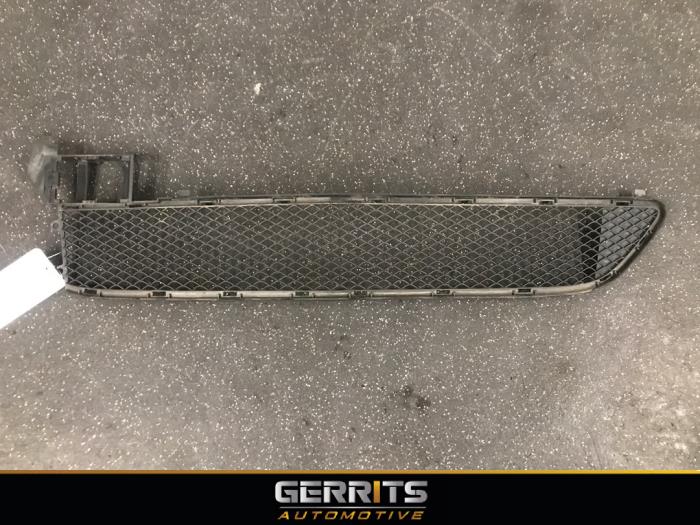 Begagnade Grill Mercedes B (W246/W242) 1.6 B-180 BlueEFFICIENCY Turbo 16V Pris € 46,20 Marginaltabell erbjuds av Gerrits Automotive BV