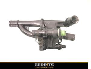 Usados Cuerpo de termostato Citroen Berlingo 1.6 HDI 16V 75 Precio € 28,60 Norma de margen ofrecido por Gerrits Automotive BV