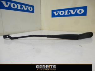 Używane Ramie wycieraczki przedniej Volvo V70 (BW) 2.4 D 20V Cena € 19,99 Procedura marży oferowane przez Gerrits Automotive
