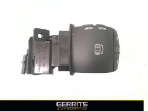 Used Steering wheel mounted radio control Renault Zoé (AG) 43kW Price € 19,99 Margin scheme offered by Gerrits Automotive