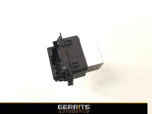 Used Heater resistor Renault Clio IV Estate/Grandtour (7R) 1.5 Energy dCi 90 FAP Price € 21,98 Margin scheme offered by Gerrits Automotive