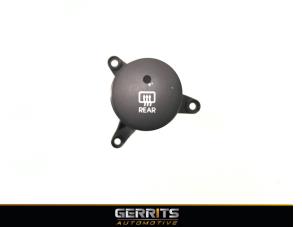Usados Interruptor de calefactor luneta Hyundai iX35 (LM) 1.6 GDI 16V Precio € 21,98 Norma de margen ofrecido por Gerrits Automotive