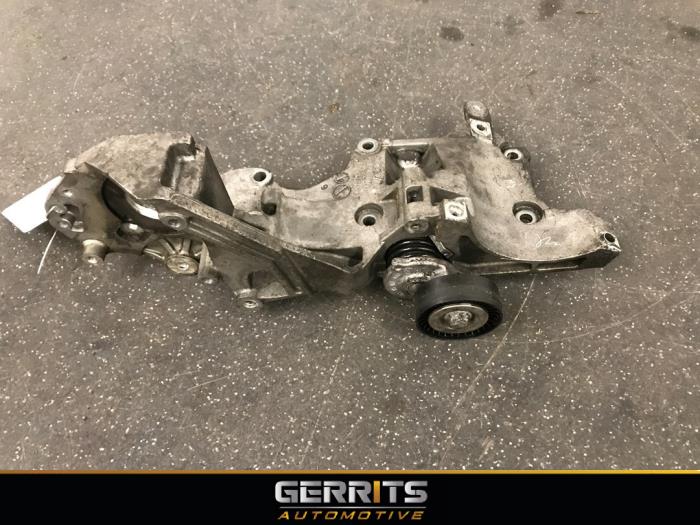 Used Alternator upper bracket Volkswagen Passat Variant (3C5) 2.0 TDI 16V 140 Price € 41,80 Margin scheme offered by Gerrits Automotive BV