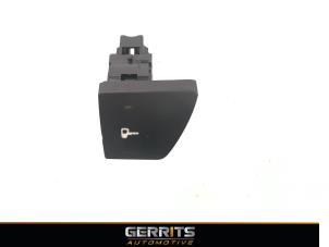 Używane Przelacznik centralnego zamka Peugeot 307 CC (3B) 2.0 16V Cena € 21,98 Procedura marży oferowane przez Gerrits Automotive
