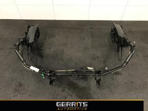 Used Convertible top hinge Peugeot 307 CC (3B) 2.0 16V Price € 219,98 Margin scheme offered by Gerrits Automotive