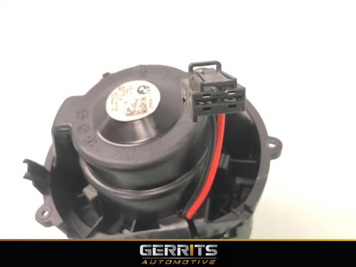 Heating and ventilation fan motor from a BMW 2 serie Gran Tourer (F46) 218d 2.0 TwinPower Turbo 16V 2020