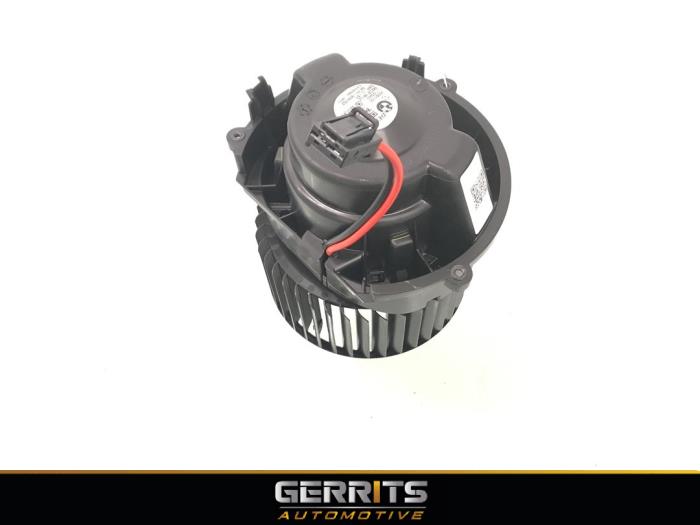 Heating and ventilation fan motor from a BMW 2 serie Gran Tourer (F46) 218d 2.0 TwinPower Turbo 16V 2020