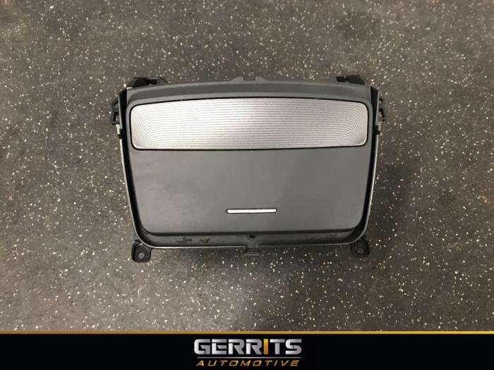Front ashtray from a Renault Espace (JK) 2.0 dCi 16V 175 FAP 2007