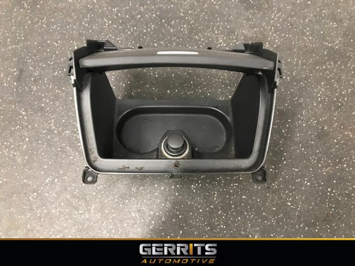 Front ashtray from a Renault Espace (JK) 2.0 dCi 16V 175 FAP 2007