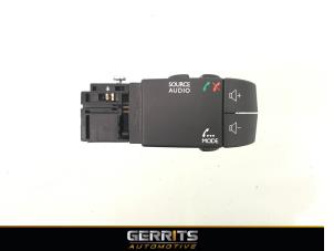 Used Steering wheel mounted radio control Renault Espace (JK) 2.0 dCi 16V 175 FAP Price € 21,98 Margin scheme offered by Gerrits Automotive