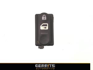 Used Central locking switch Nissan Qashqai (J10) 2.0 16V Price € 21,98 Margin scheme offered by Gerrits Automotive