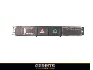 Usados Interruptor de luz de pánico Mitsubishi Outlander (GF/GG) 2.0 16V PHEV 4x4 Precio € 21,98 Norma de margen ofrecido por Gerrits Automotive