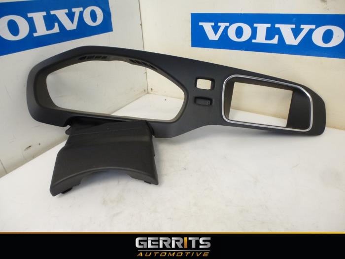 Odometer decorative strip from a Volvo V40 (MV) 2.0 D2 16V 2015