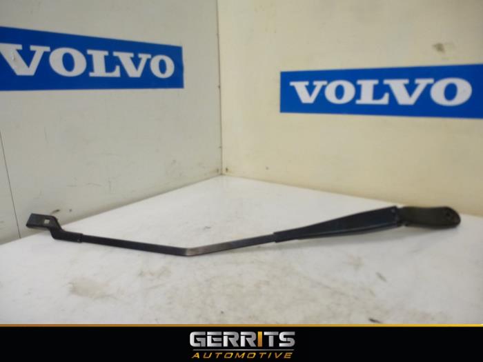 Brazo delantero de limpiaparabrisas de un Volvo V40 (MV) 2.0 D2 16V 2015
