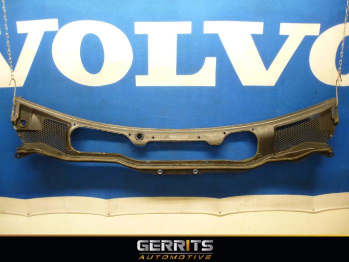 Cowl top grille from a Volvo V40 (MV) 2.0 D2 16V 2015