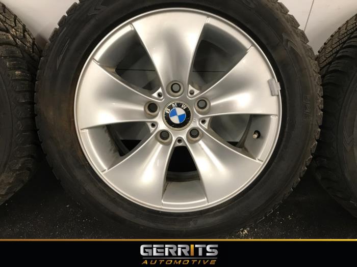 Set of wheels + tyres from a BMW 3 serie (E90) 318i 16V 2011