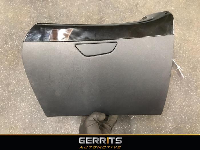 Glovebox from a Renault Captur (2R) 1.2 TCE 16V EDC 2016