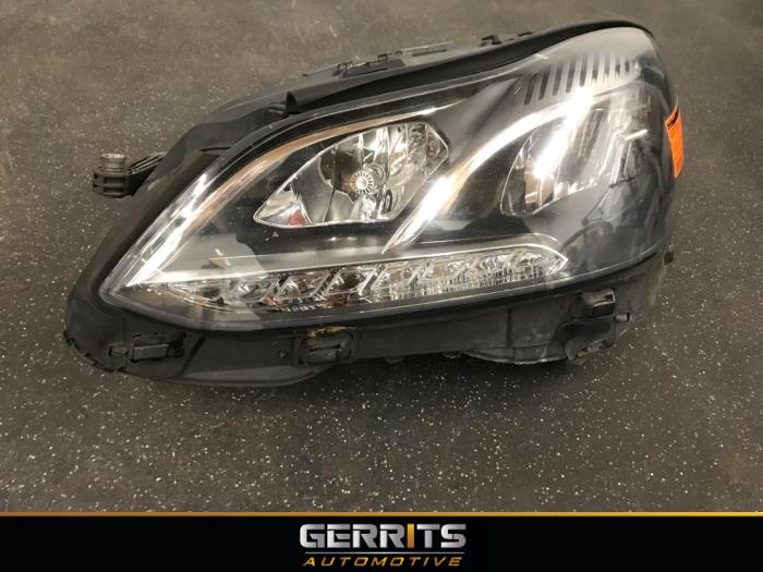 Używane Reflektor lewy Mercedes E (W212) E-200 CDI 16V BlueEfficiency,BlueTEC Cena € 649,99 Procedura marży oferowane przez Gerrits Automotive BV