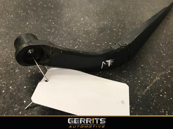 Front wiper arm from a Mitsubishi Outlander (GF/GG) 2.0 16V PHEV 4x4 2014