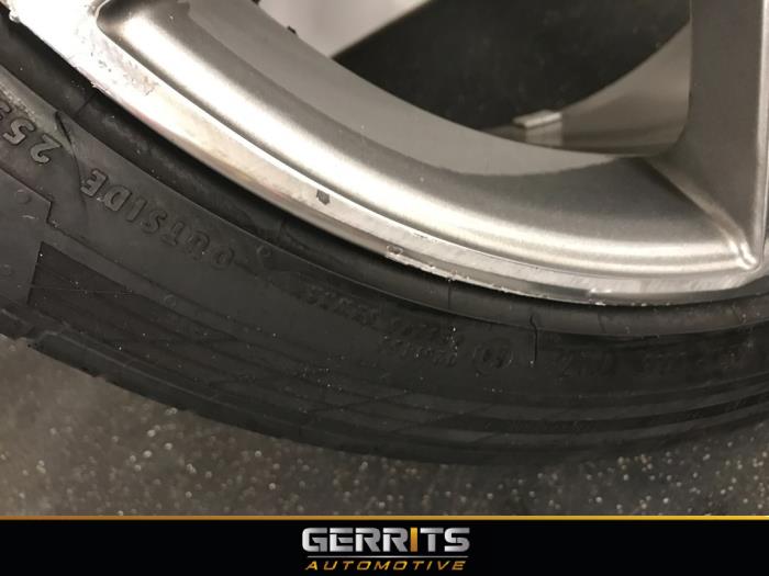Wheel + tyre from a Mercedes-Benz GLK (204.7/9) 3.0 350 CDI 24V BlueEfficiency 4-Matic 2013